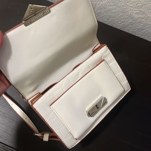 Brand NEW White Leather Crossbody Bag Woven Chain Top Handle NWT - Snap Closure - Picture 4 of 14